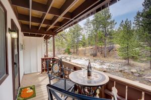 balcón con mesa, sillas y vistas en Fall River Casita, en Estes Park