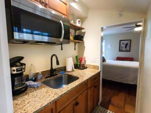 una cocina con fregadero y una cama en una habitación en Villa Mulvey # 3, en St. Augustine