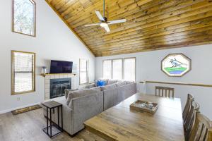 ein Wohnzimmer mit einem Sofa und einem Tisch in der Unterkunft Brewer Cabin in Bass Lake