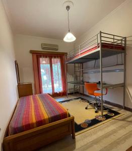 1 dormitorio con litera y escritorio en Villa Evita Corfu en Dassia
