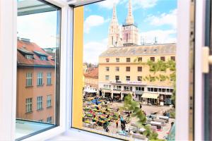 einen Blick aus dem Fenster einer Stadtstraße in der Unterkunft Apartments DOLAC 1 Zagreb in Zagreb