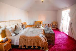 Desert Luxury Camp 객실 침대