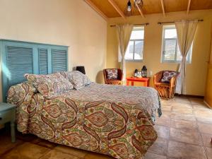 a bedroom with a bed and two chairs at Habitación agradable in Comitán