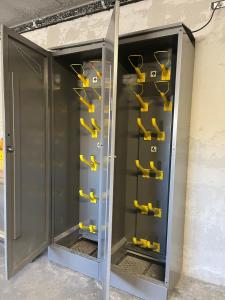 un armadietto di metallo con dentro degli attrezzi gialli di Chalet I Clus a Livigno