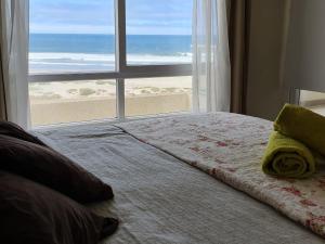 Postel nebo postele na pokoji v ubytování DEPARTAMENTO FRENTE AL MAR EN RESORT Laguna del Mar 7P