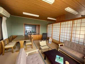 Posezení v ubytování 大砂荘 OZUNA CAMP and LODGE