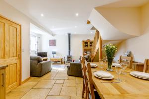Ruang duduk di Rose Cottage