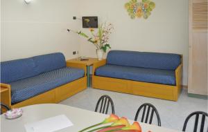 2 bancs dans une salle d'attente avec une table dans l'établissement Alessidamo Bilo, à Métaponte