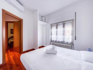 a white bedroom with a white bed and a window at MYHOUSE INN PORTA NUOVA - Affitti Brevi Italia in Turin