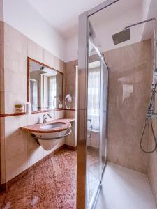 A bathroom at MYHOUSE INN PORTA NUOVA - Affitti Brevi Italia Még 13 kép