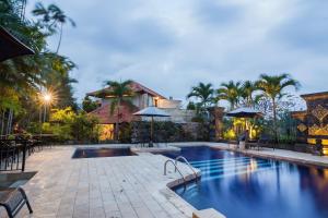 تامان هارم كوتدجز في أوبود: حمام سباحة أمام منزل