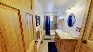 ein Badezimmer mit Waschbecken und Toilette in der Unterkunft Rim View Retreat #14 in Moab + 32 Fotos