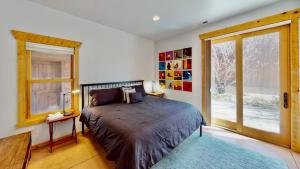 ein Schlafzimmer mit einem Bett und einem großen Fenster in der Unterkunft Rim View Retreat #14 in Moab