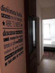 una habitación con una pared con escritura en la pared en Alojamiento Centrico Bahia Blanca en Bahía Blanca