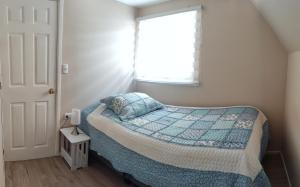 a small bedroom with a bed and a window at ENTRE CISNES 1, 2 y 3 Dorm in Valdivia