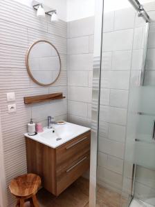 Kúpeľňa v ubytovaní La Villa Carcassonne, Cité 8 min à pieds, Clim, Piscine, Full Wifi, Borne 7,5kW, Vélo élect, Parking privé