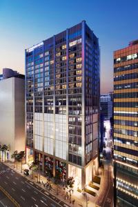 Une pièce d'un grand bâtiment dans une rue de la ville dans l'établissement Stanford Hotel Myeongdong, à Séoul