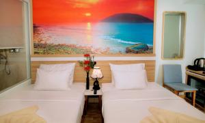 Un pat sau paturi într-o cameră la Royal HPM Hotel