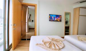 Un pat sau paturi într-o cameră la Royal HPM Hotel