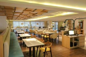 Restoran või mõni muu söögikoht majutusasutuses Louis Kienne Hotel Pemuda
