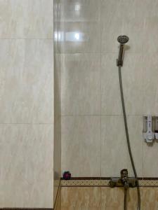 y baño con ducha con cabezal de ducha. en Khách sạn Hà Nội 2 Mặt Biển Sầm Sơn en Sầm Sơn