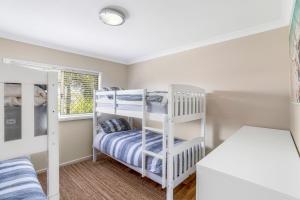Katil dua tingkat atau katil-katil dua tingkat dalam bilik di 17 Green Valley Drive Rainbow Beach