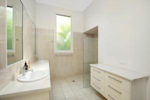 Un baño de 2 Naiad Court Rainbow Shores. Walk to beach. Pets welcome. Wifi 9 fotos más