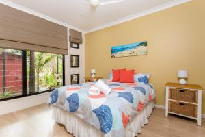 Ένα ή περισσότερα κρεβάτια σε δωμάτιο στο 8 Ibis Court Rainbow Shores +15 φωτογραφίες