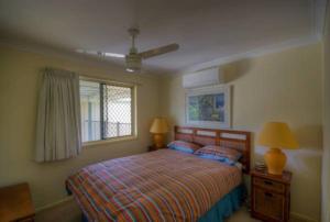 Tempat tidur dalam kamar di 4 Boronia Place Rainbow Beach