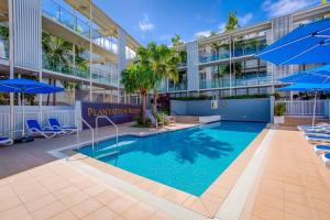 Bazén v ubytování Unit 101 Plantation Resort Rainbow Beach nebo v jeho okolí