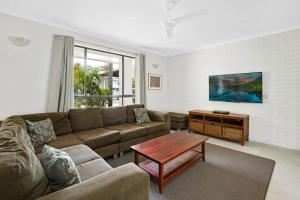 Χώρος καθιστικού στο Sunyata Beach House Rainbow Beach