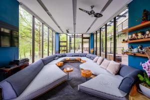 a living room with blue walls and a large couch at 灣曲時尚會館 Watch House in Dongshan