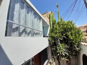 un bâtiment blanc avec une usine sur son côté dans l'établissement Casablanca 2, à Tacna