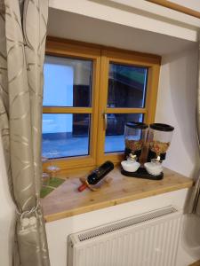 聖沃爾夫岡的住宿－Studio in einem Bauernhaus，木头上的窗户,两片花瓶