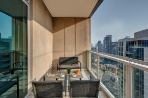 Balcony o terrace sa Durrani Homes - Luxury living besides Panoramic Fountain and Burj khalifa view- Burj Khalifa Fireworks