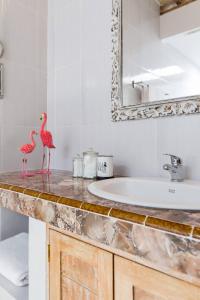 twee flamingo's op een aanrecht in een badkamer bij Villa Orked 1 in Seminyak