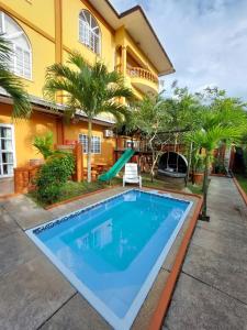 Bazén v ubytování Beau Vallon Villa Self Catering With Pool nebo v jeho okolí