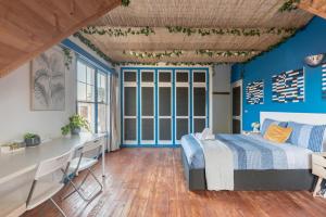 a bedroom with blue walls and a bed and a desk at Rustic Private Room in Waterfront Beach Retreat 8 - SHAREHOUSE in Sydney