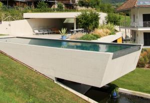 uma piscina no quintal de uma casa em Millenniumshof em Caldaro