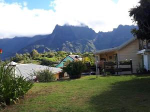 ein Haus mit Bergblick in der Unterkunft Centre & plage - T2 cosy avec terrasse & jardin in Saint-Gilles-les-Bains