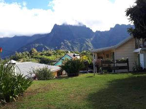 a house with a view of the mountains at Centre & plage - T2 cosy avec terrasse & jardin in Saint-Gilles les Bains