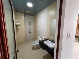Khách Sạn Đông Hải tesisinde bir banyo