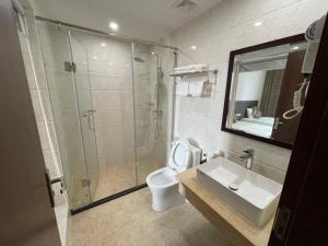 un bagno con doccia, WC e lavandino di Khách Sạn Đông Hải a Móng Cái