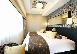 a hotel room with two beds and a mirror at APA Hotel Asakusa Kaminarimon Minami in Tokyo