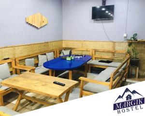 una sala da pranzo con tavolo e sedie blu di Margik Backpackers Hostel a Pokhara