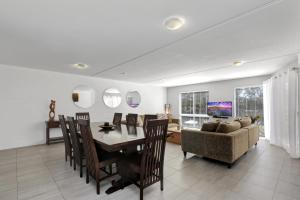 una sala da pranzo e un soggiorno con tavolo e divano. di 14 The Islander Resort a Point Lookout