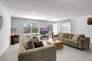 un soggiorno con due divani e un tavolo di 14 The Islander Resort a Point Lookout