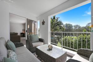 un soggiorno con divano, sedie e una grande finestra di 14 The Islander Resort a Point Lookout