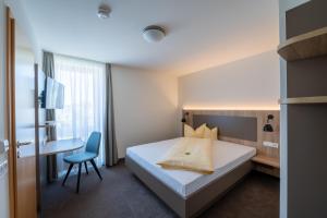 Pokój hotelowy z łóżkiem i biurkiem w obiekcie Landschloss Korntal w mieście Korntal-Münchingen
