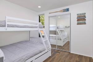 En eller flere senge i et værelse på Blue Jay Getaway #2082 by Big Bear Vacations + 21 billeder